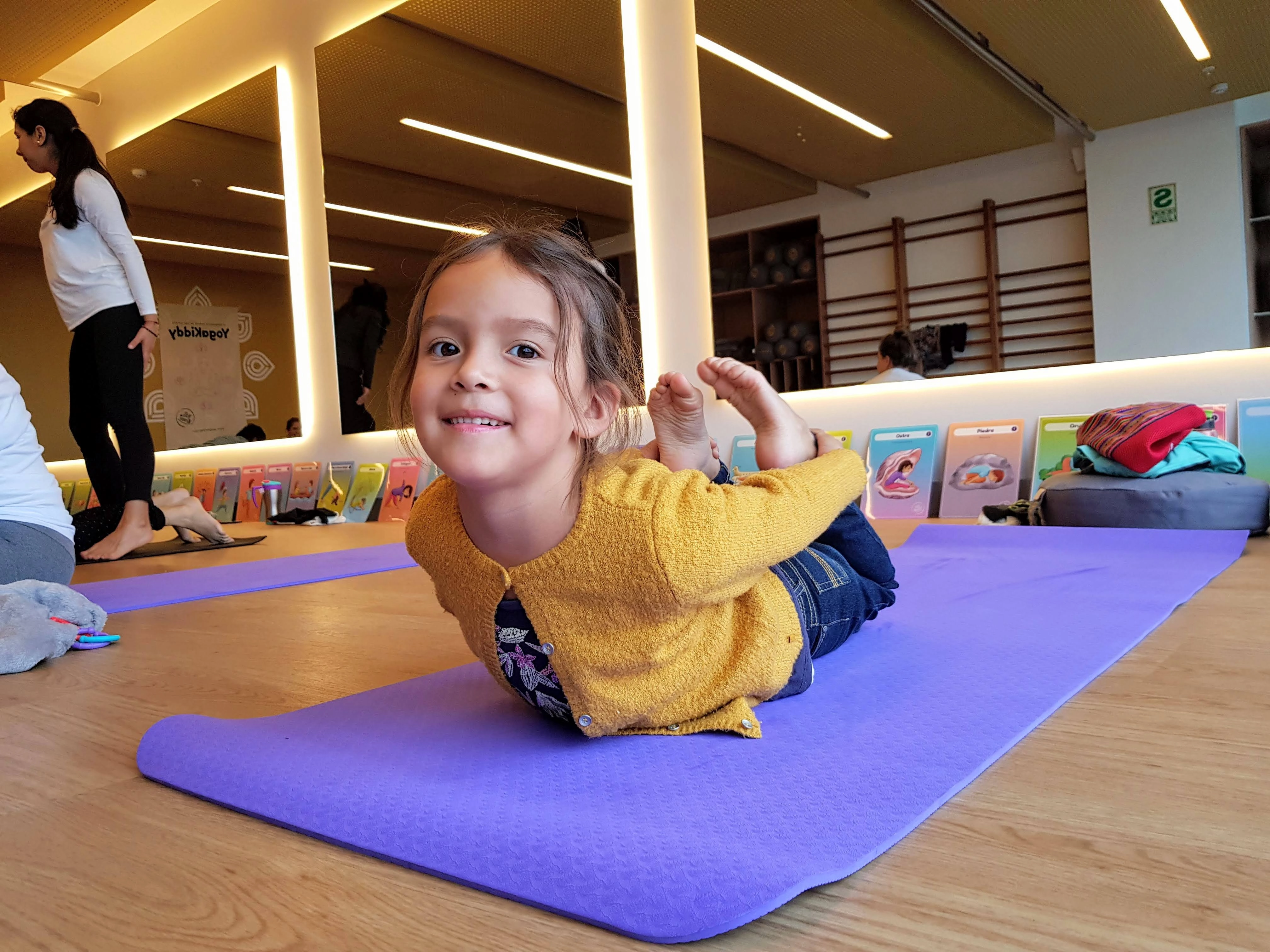 L'arc (dhanurasana) pratiqué lors d'une formation de yoga pour enfants