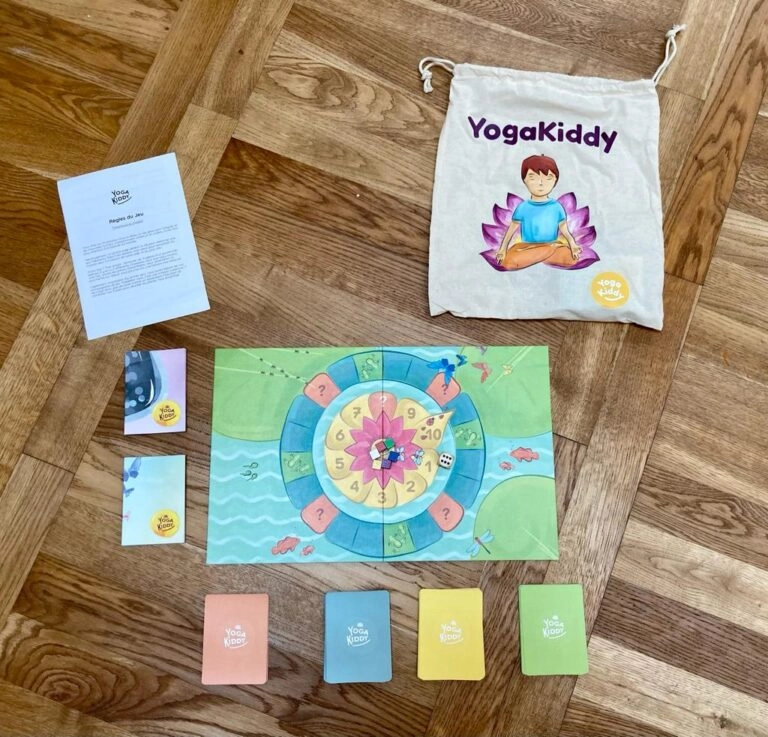 Contenu détaillé du jeu YogaKiddy : cartes illustrées, plateau, dé et histoires